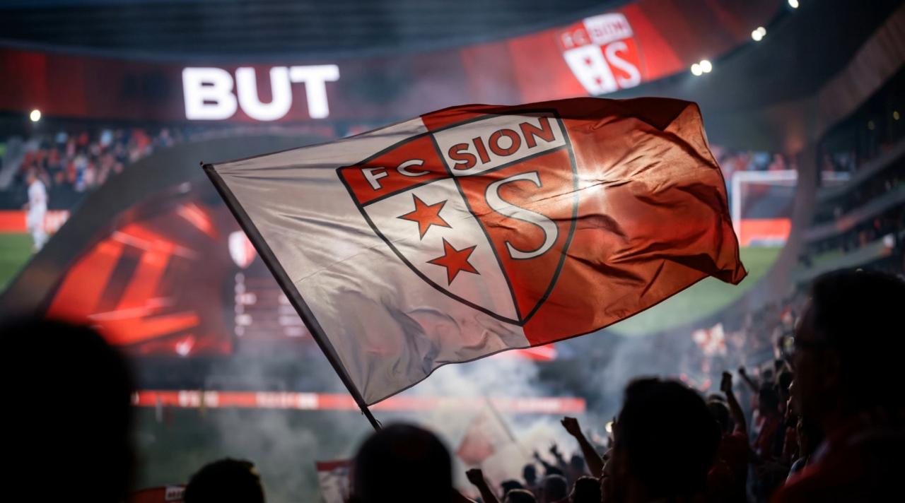 Le drapeau du FC Sion flotte au-dessus des supporters