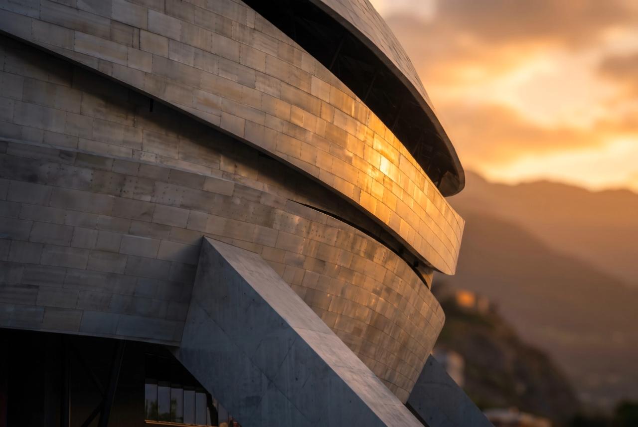 Détail de la façade en pierre claire au coucher du soleil